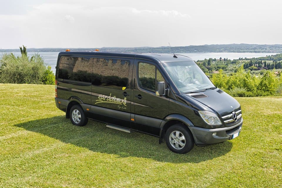 Il minibus Mercedes Sprinter di GardaTaxi sul Lago di Garda