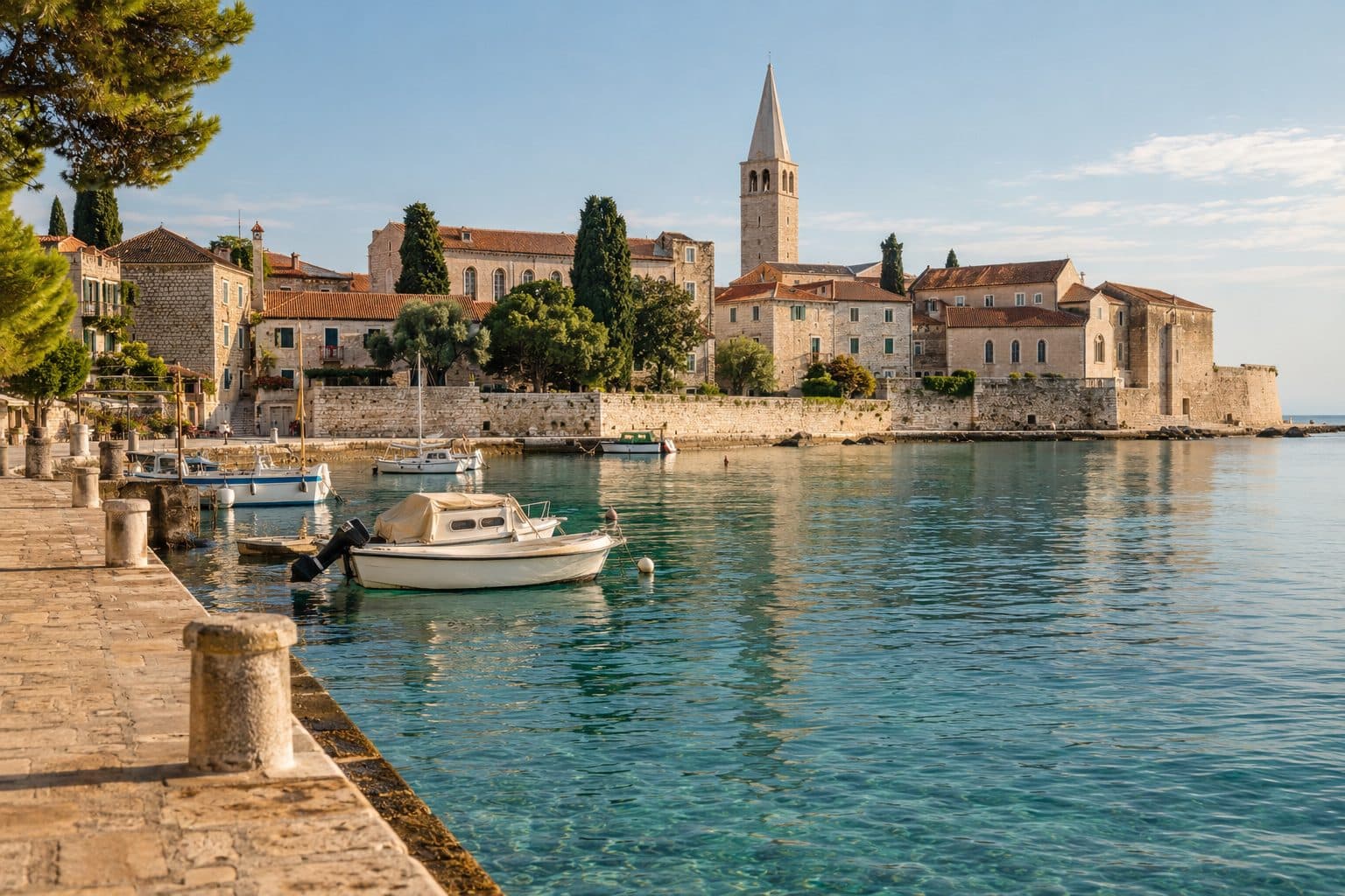 Il porto e la città vecchia di Poreč, in Istria, dove si trova lo studio Vitalis Dentis